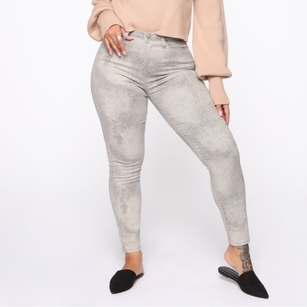 Fashion Nova NWT Last Time Skinny Jeans Grey Animal Print Size 3